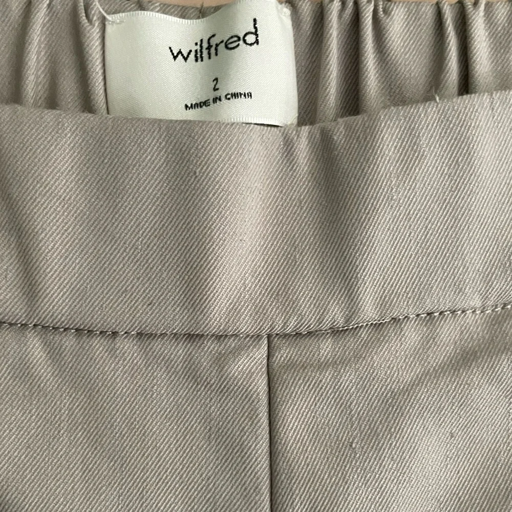Aritzia Wilfred Darontal Cropped Taupe Trouser Pants Women's Size 2
